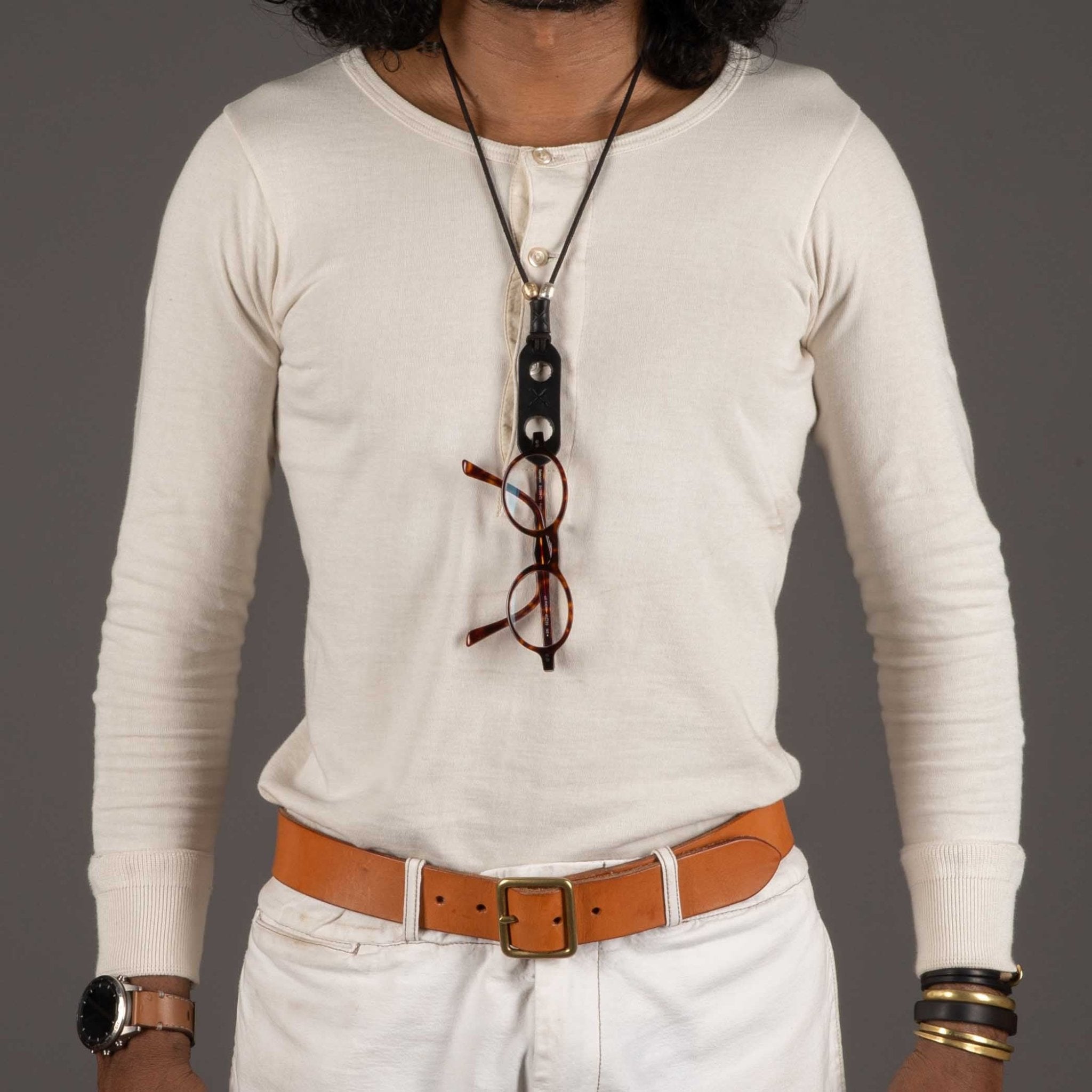 2 ArrowsPortaocchiali glasses holder blackNecklaceBritish Parts Lucerne