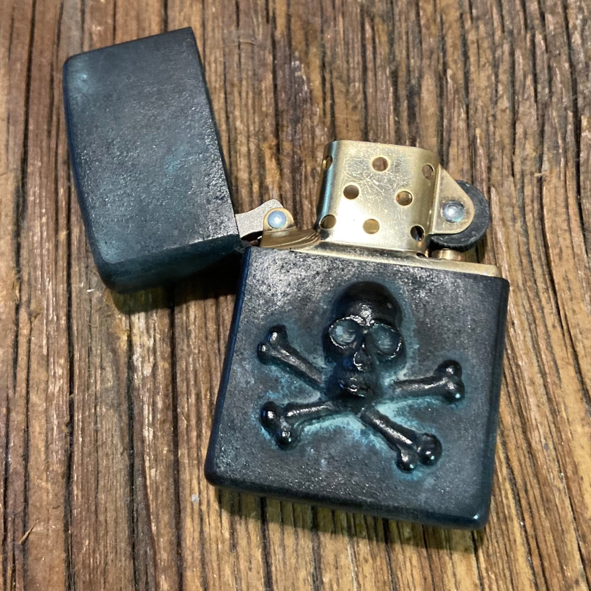 Fine jewelryZippo Skull bronze patinatedLighterBritish Parts Lucerne