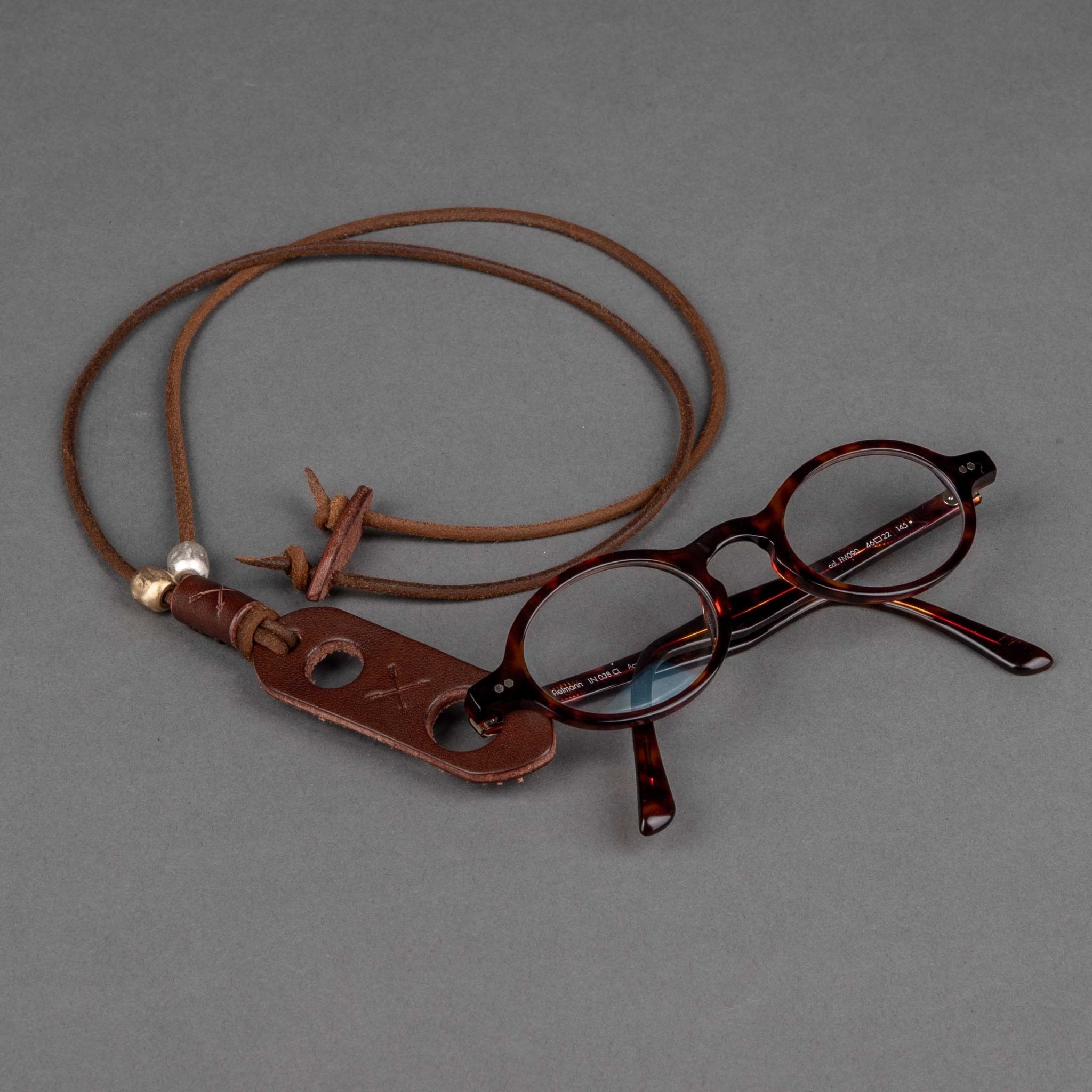 2 ArrowsPortaocchiali glasses holder dark brownNecklaceBritish Parts Lucerne