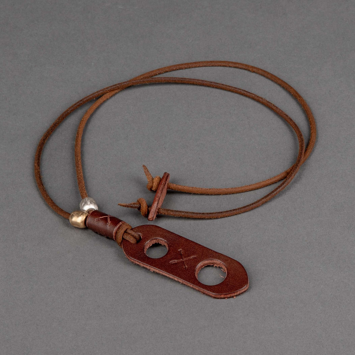 2 ArrowsPortaocchiali glasses holder dark brownNecklaceBritish Parts Lucerne