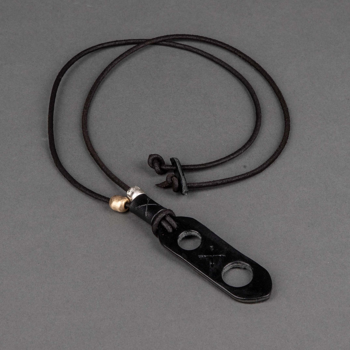 2 ArrowsPortaocchiali glasses holder blackNecklaceBritish Parts Lucerne